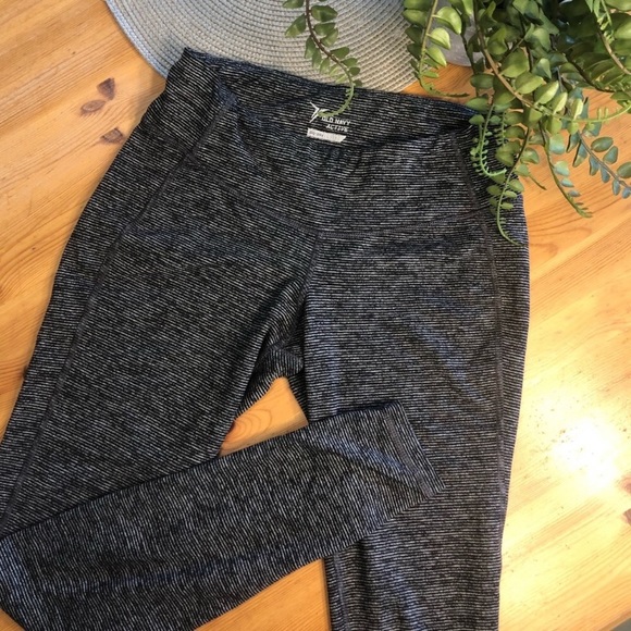 Old navy grey striped workout leggings - Picture 1 of 3